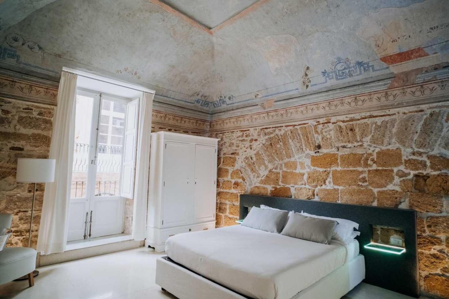 Hotel Ambrosia-Timeless Hosting à Palerme Extérieur photo